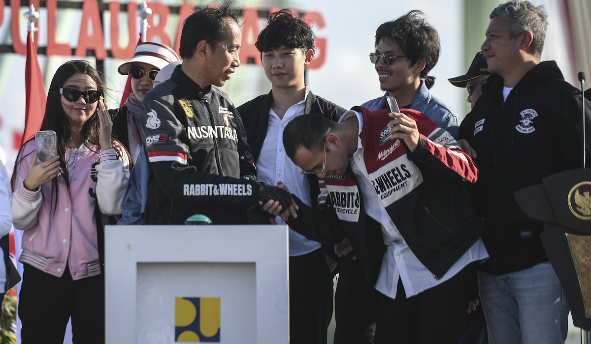 Presiden Joko Widodo berjabat tangan dengan influencer media sosial Raffi Ahmad saat peresmian Jembatan Pulau Balang