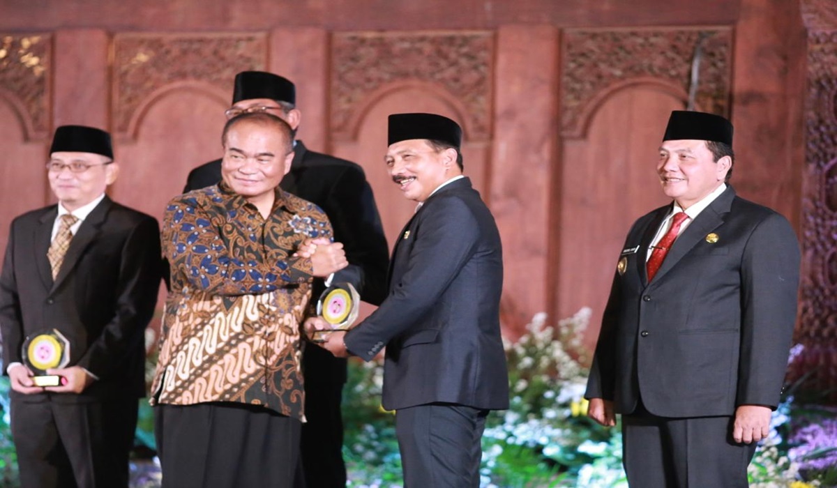 Pejabat (Pj) Bupati Klungkung I Nyoman Jendrika (kanan) saat menerima penghargaan dari Kemenkes.