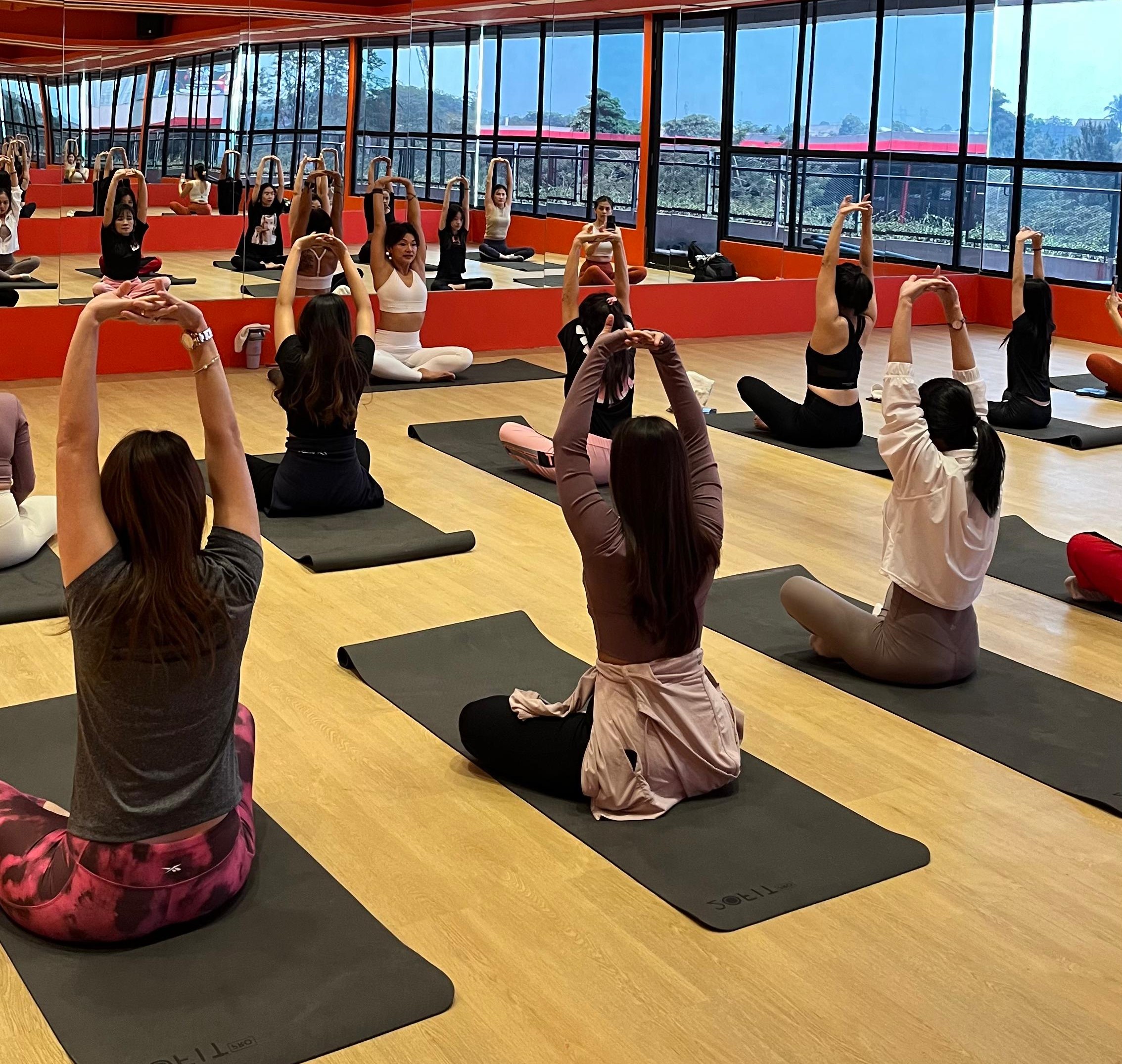 Sejumlah perempuan sedang berlatih yoga di tempat khusus wanita
