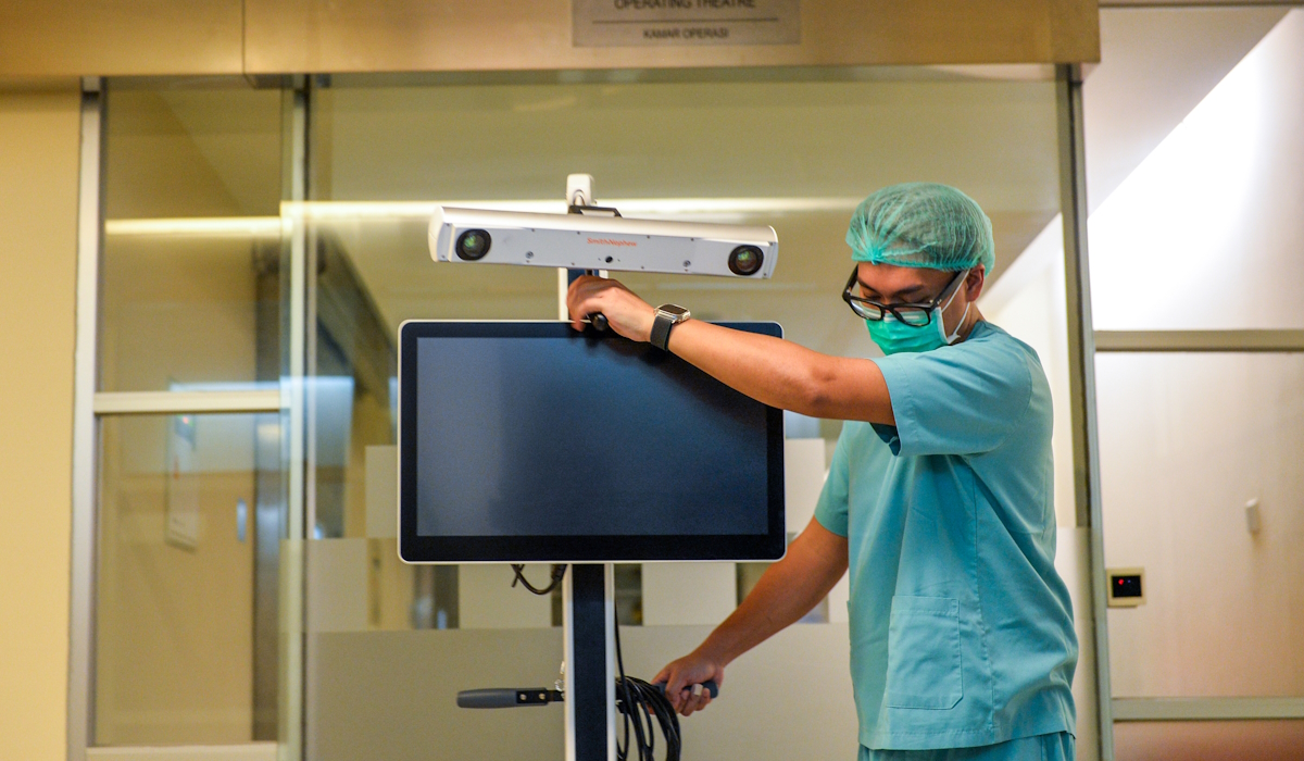 Dokter Spesialis Orthopaedi M. Satrio Nugroho Magetsari merapikan alat bantu operasi robotik 