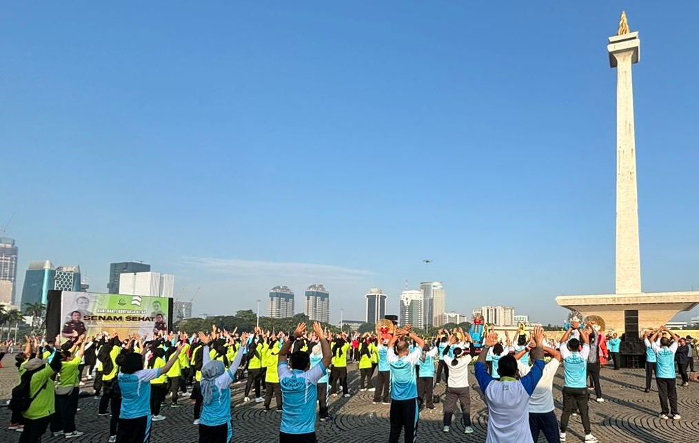 Ratusan pegawai di lingkup Kejati DKI mengikuti acara senam di Monas, Jakarta Pusat, Jumat (5/7). 