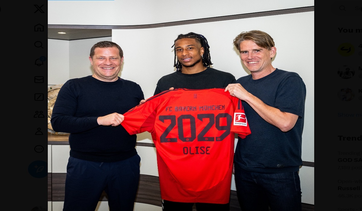 Michael Olise (tengah) usai menandatangani kontrak dengan Bayern Muenchen