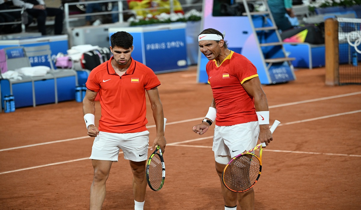 Petenis Spanyol Rafael Nadal (kanan) saat tampil di nomor ganda putra Olimpiade Paris 2024 bersama Carlos Alcaraz.
