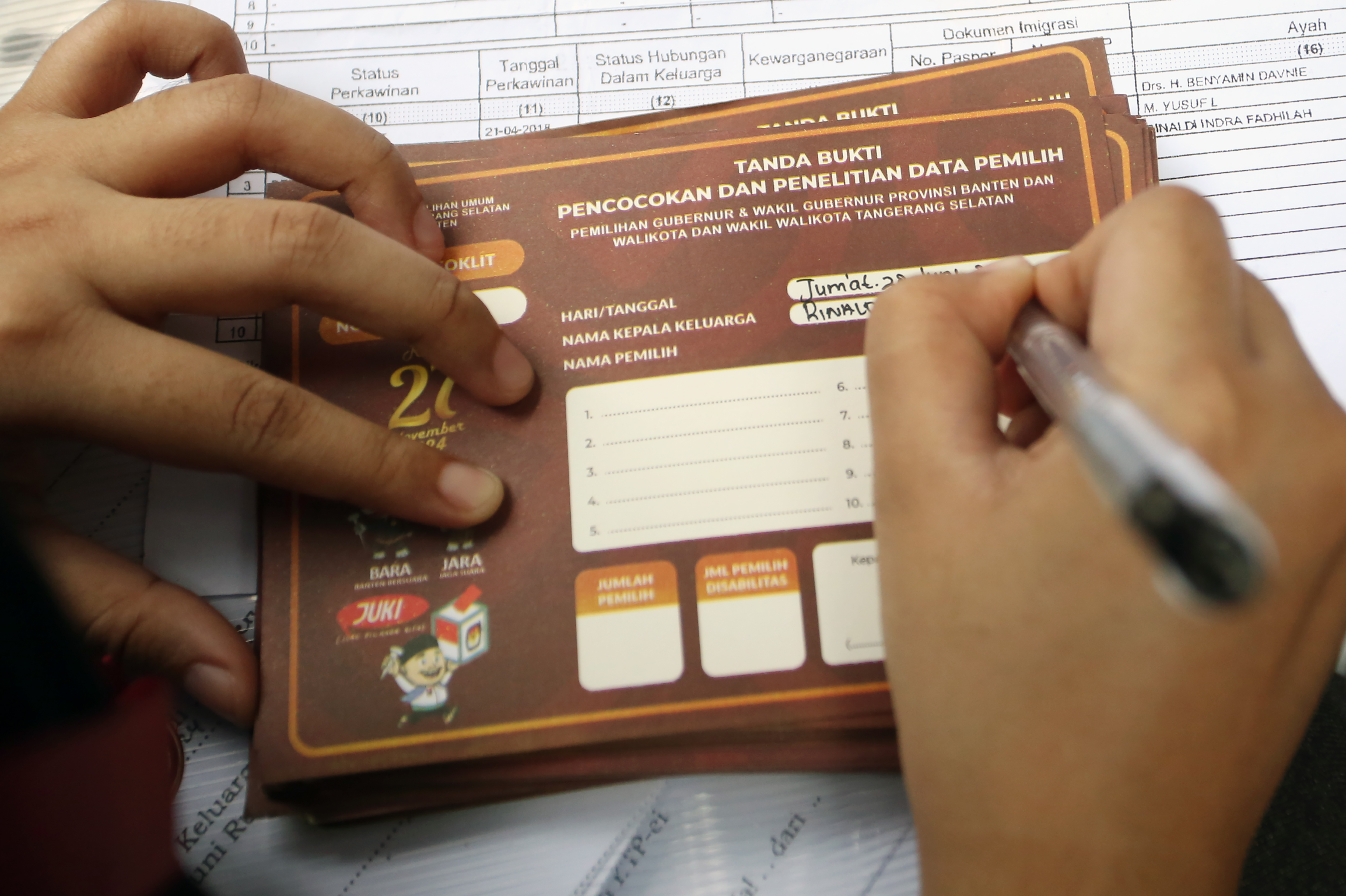 Petugas Pemutakhiran Data Pemilih (Pantarlih) melakukan pencocokan dan penelitian (Coklit) data Pilkada Tangsel