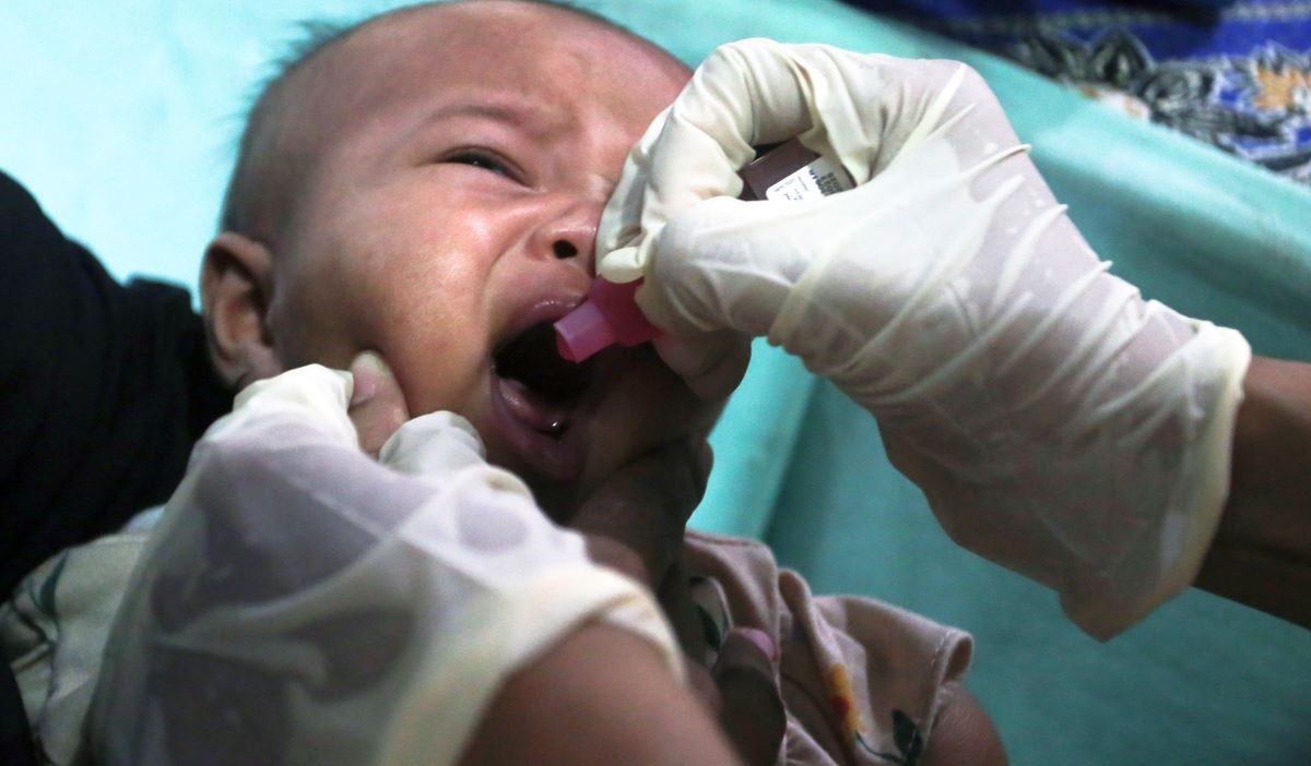 Petugas kesehatan memberikan vaksin rotavirus tetes ke seorang bayi dalam kegiatan Pekan Imunisasi Dunia tahun 2024.