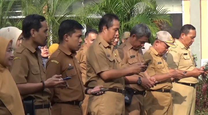 Handphone milik pegawai di kantor Kecamatan Panakkukang, Kota Makassar, Sulawesi Selatan dirazia.