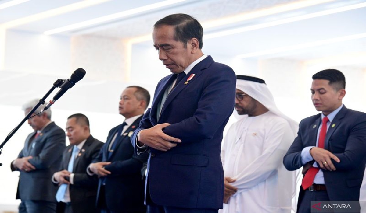 Presiden Joko Widodo shalat di Masjid Presiden Joko Widodo di Abu Dhabi, Persatuan Emirat Arab, Rabu (17/7).