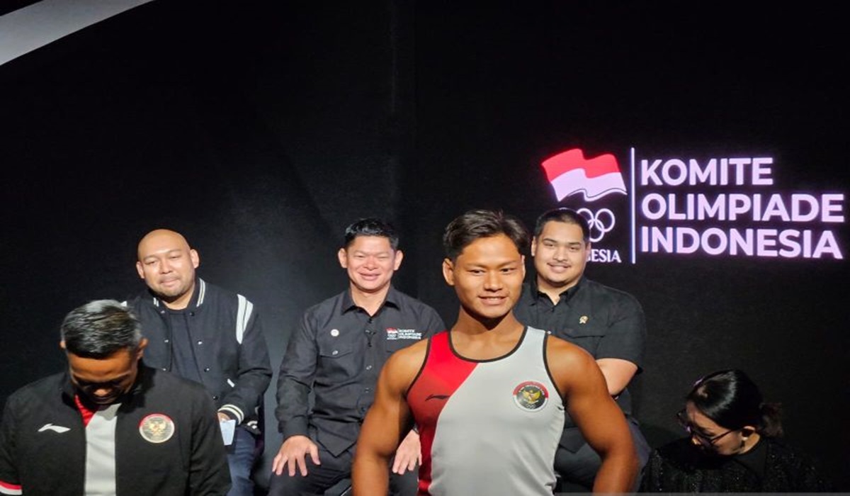 Perenang Indonesia Joe Aditya memamerkan salah satu desain seragam kontingen Indonesia untuk Olimpiade Paris 2024, Kamis (4/7).