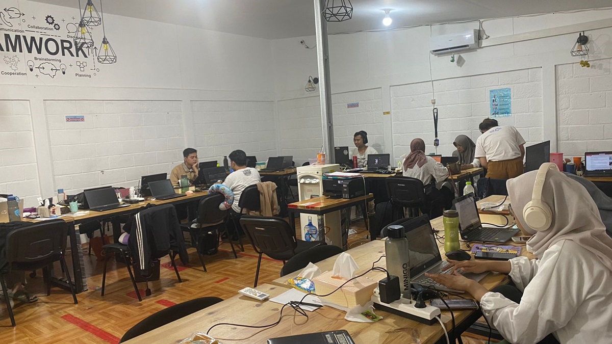 Para karyawan Ethos Kreatif Indonesia yang didominasi generasi Z tengah bekerja.