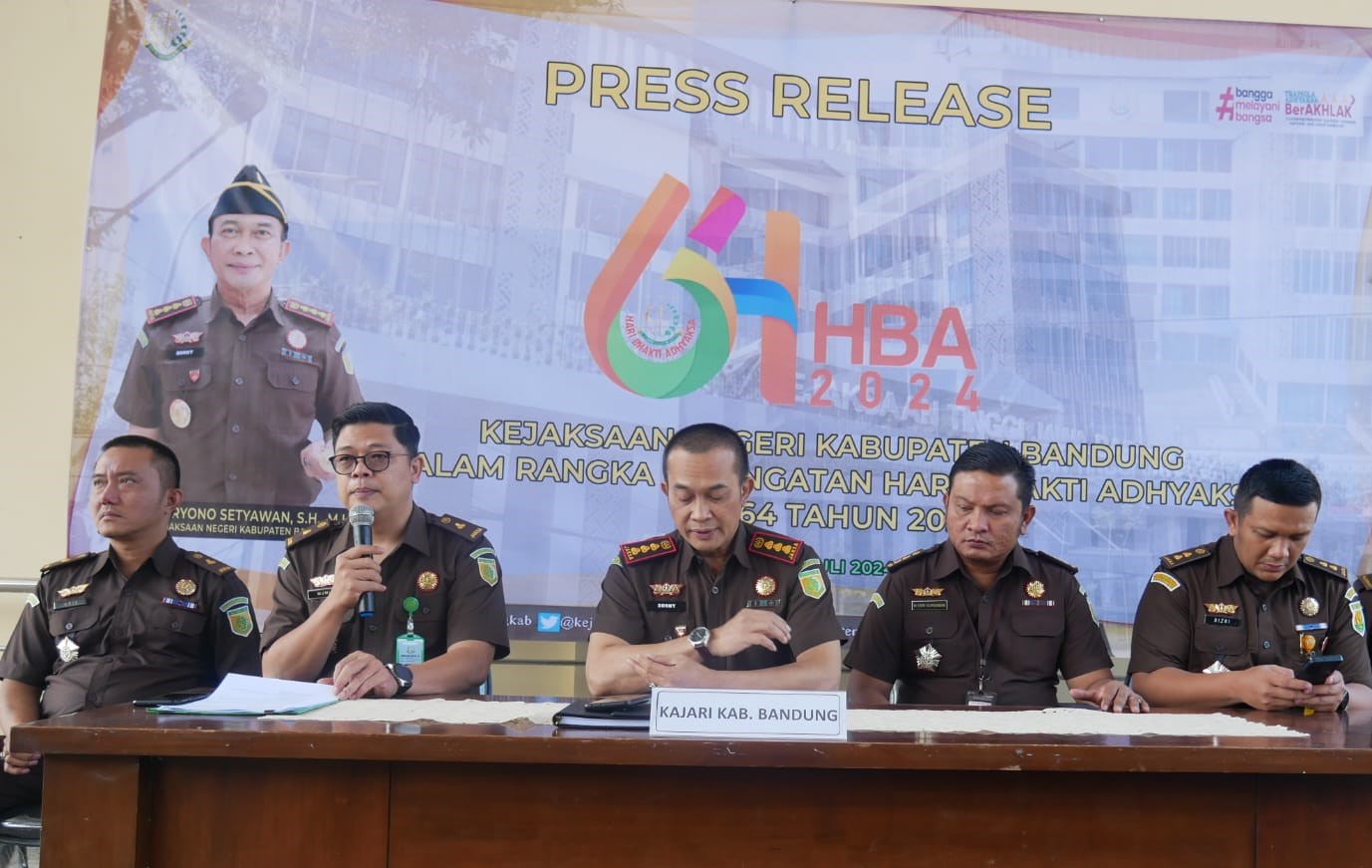 Kajari Kabupaten Bandung Donny Haryono Setyawan (tengah). 