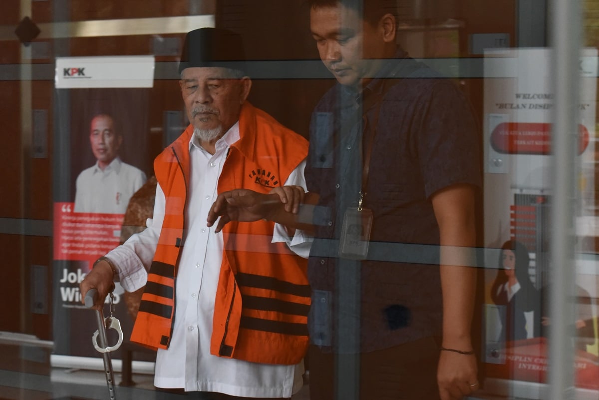 Hakim pengadilan Tipikor pada PN Ternate membantarkan sidang Abdul Gani Kasuba selama sepekan karena sakit.
