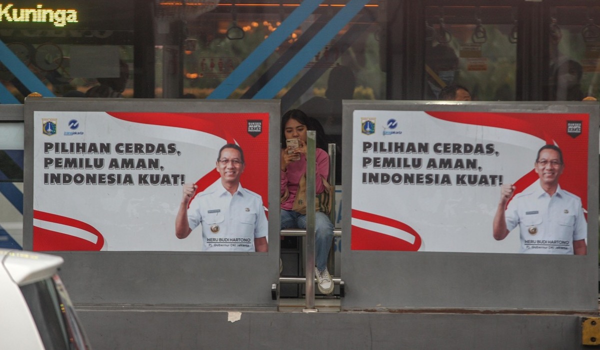 Poster bergambar Penjabat (Pj) Gubernur DKI Jakarta Heru Budi Hartono.