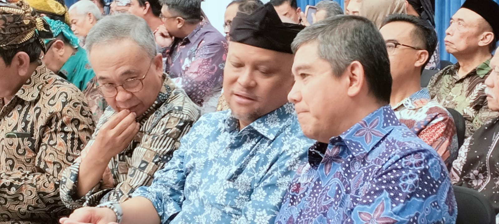 Balon Gubernur Jawa Barat Ilham Habibie menghadiri pelantikan Majelis Masyarakat Sunda di Gedung Sate