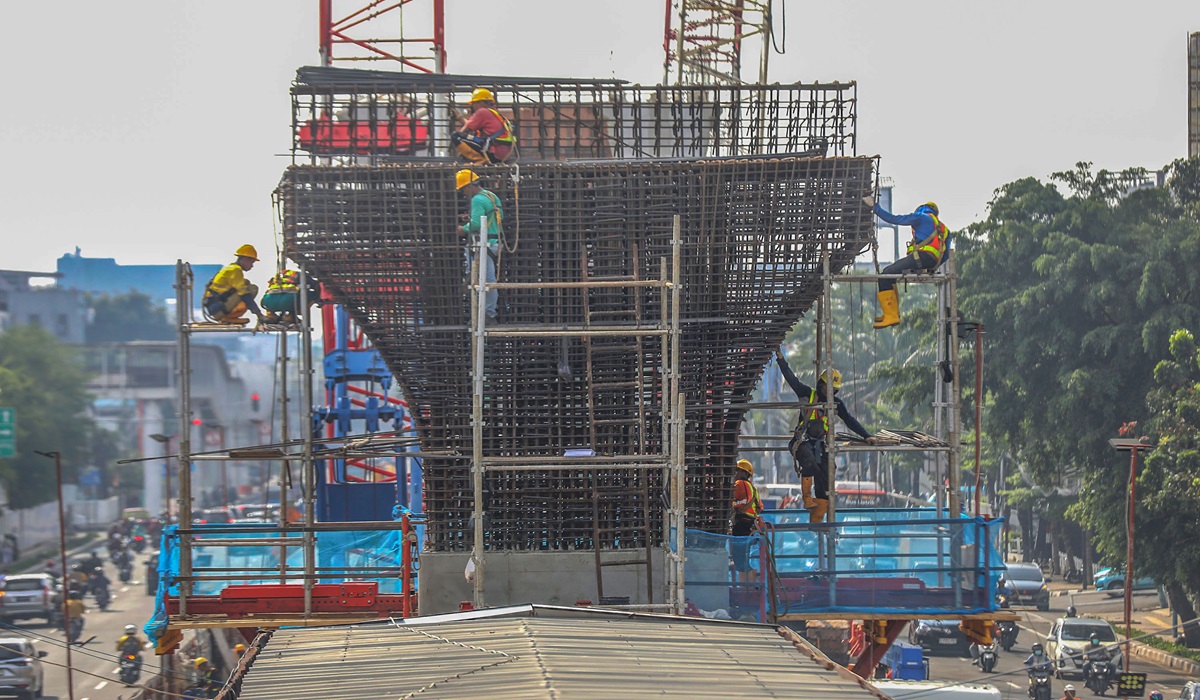 Pekerja menggarap struktur tumpuan girder proyek pembangunan LRT Jakarta Fase 1B rute Velodrome-Manggarai di Jalan Pemuda, Jakarta.