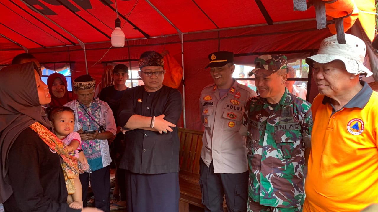 Bupati Tasikmalaya Ade Sugianto mengunjungi pengungsi korban tanah longsor