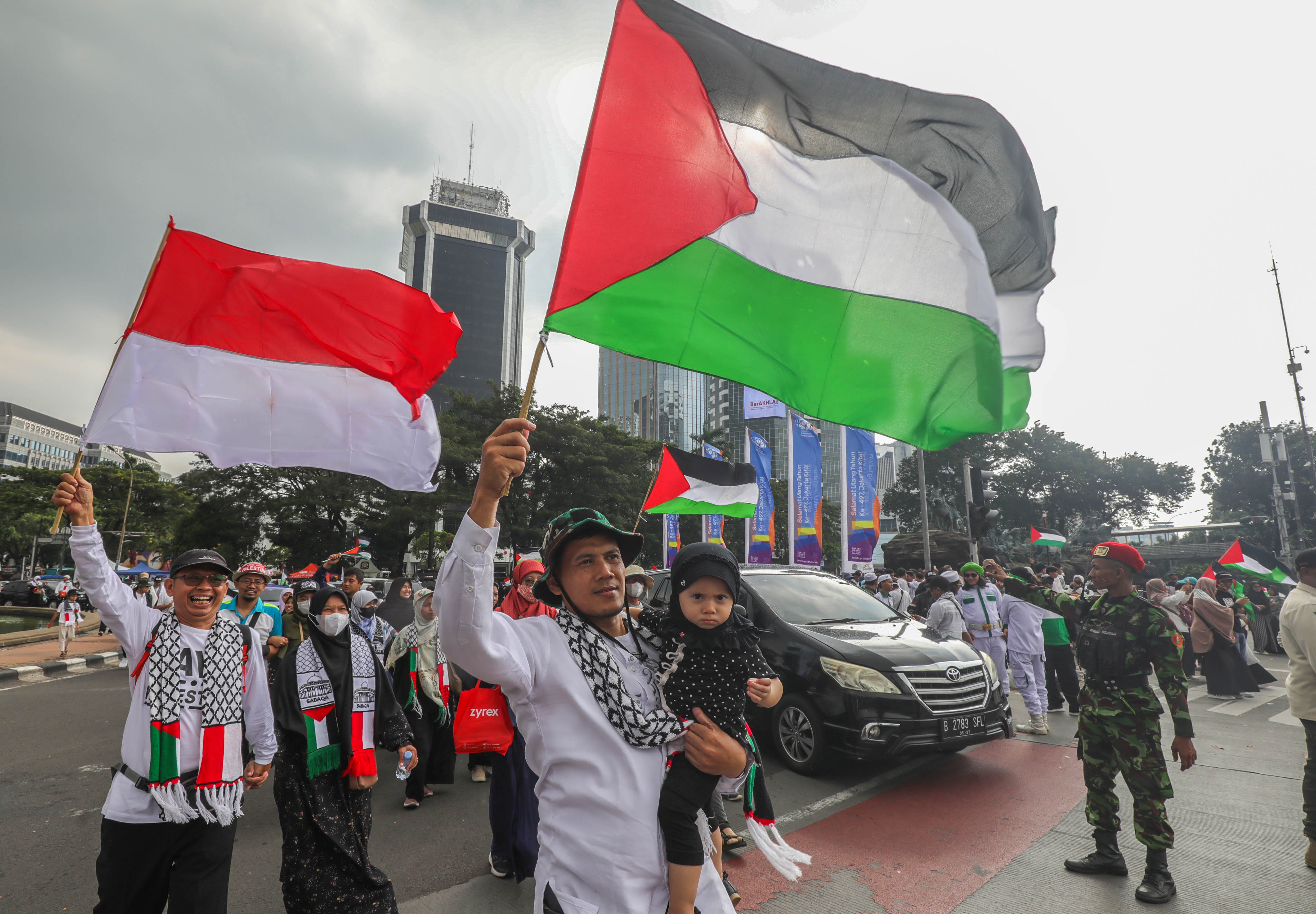Unjuk rasa bela Palestina di kawasan Patung Kuda, Jakarta, Minggu (9/6/2024)