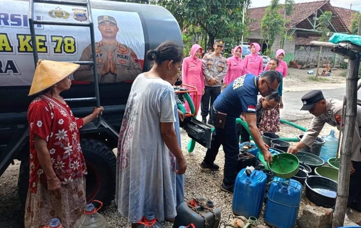 Penyaluran air bersih untuk 7 daerah yang mulai mengalami kekeringan.