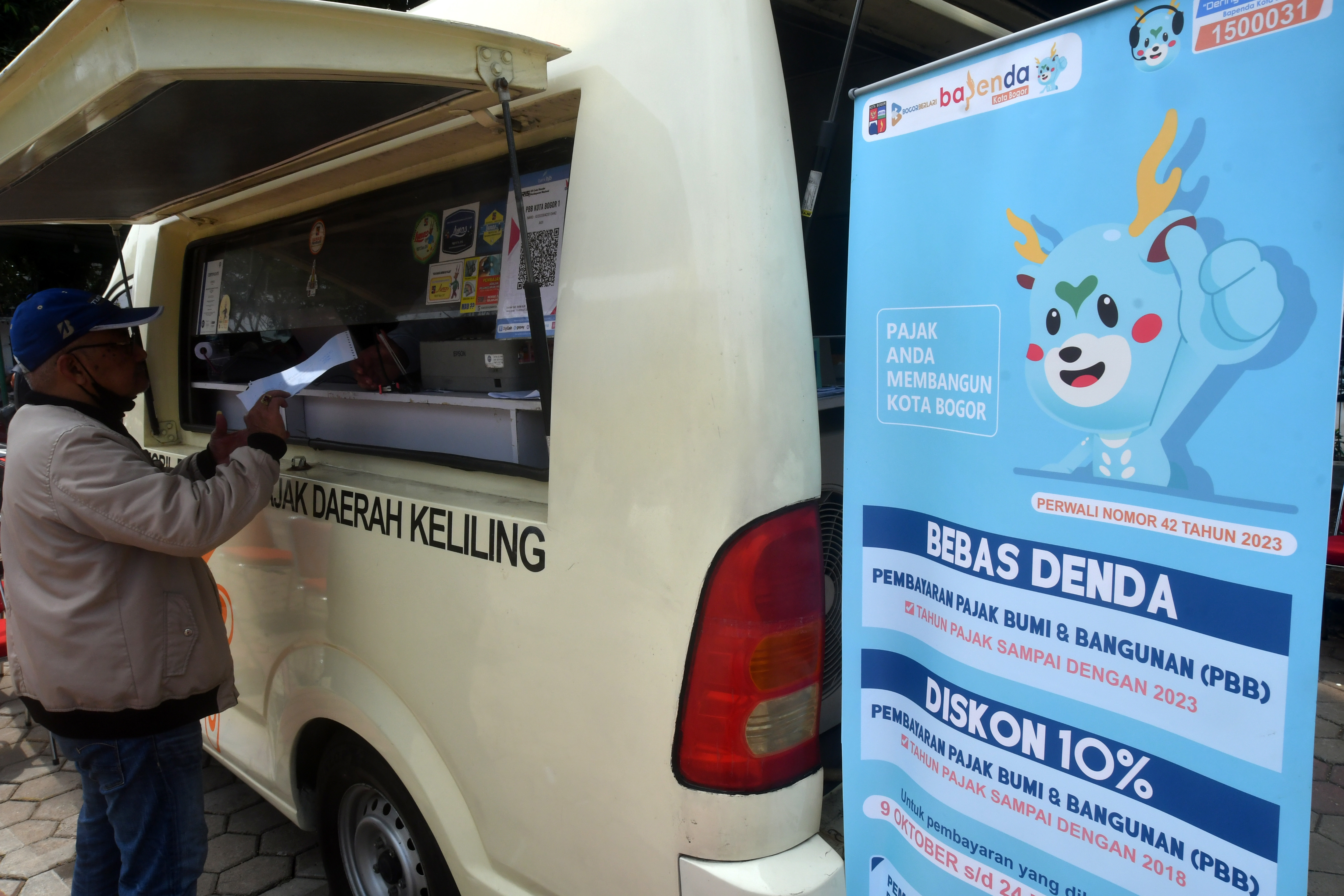 Warga membayar Pajak Bumi dan Bangunan (PBB) melalui pelayanan mobil keliling