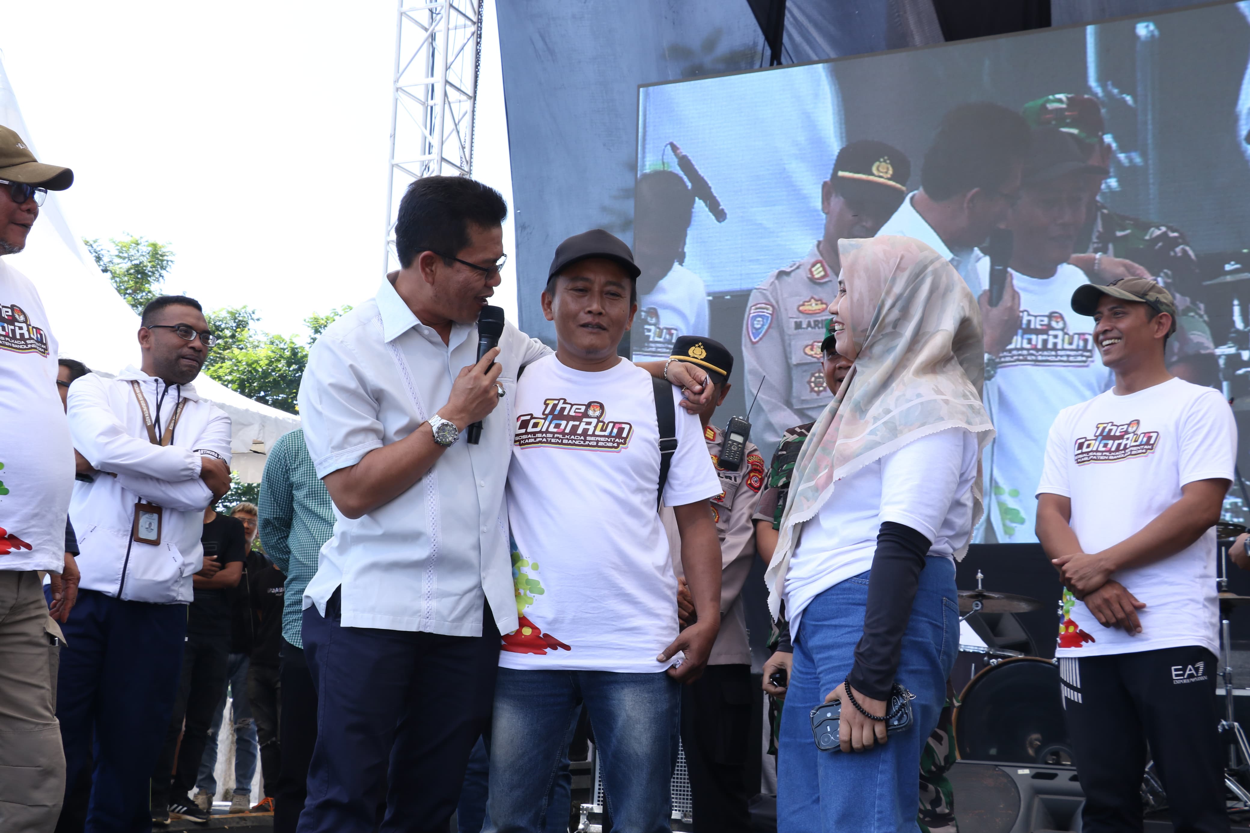 Bupati Bandung Dadang Supriatna berdialog dengan warga dalam acara sosialisasi KPU Kabupaten Bandung