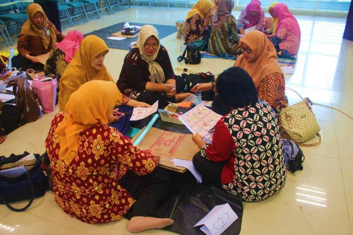 Para guru PAUD mengikuti seminar Peningkatan Kompetensi Pendidik Pendidikan Anak Usia Dini.