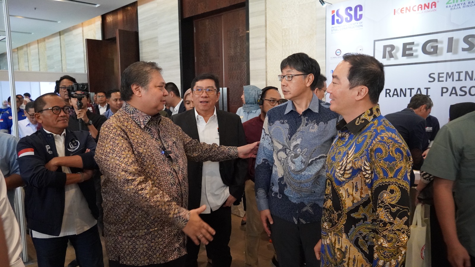 Menko Perekonomian Airlangga Hartarto hadir dalam Seminar Nasional dan Pameran Rantai Pasok Konstruksi Baja.