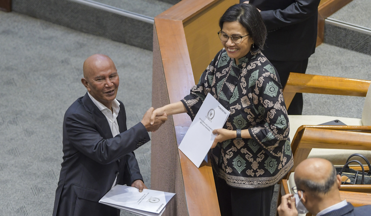 Menteri Keuangan Sri Mulyani (kanan) dan Ketua Badan Anggaran (Banggar) DPR RI Said Abdullah (kiri)