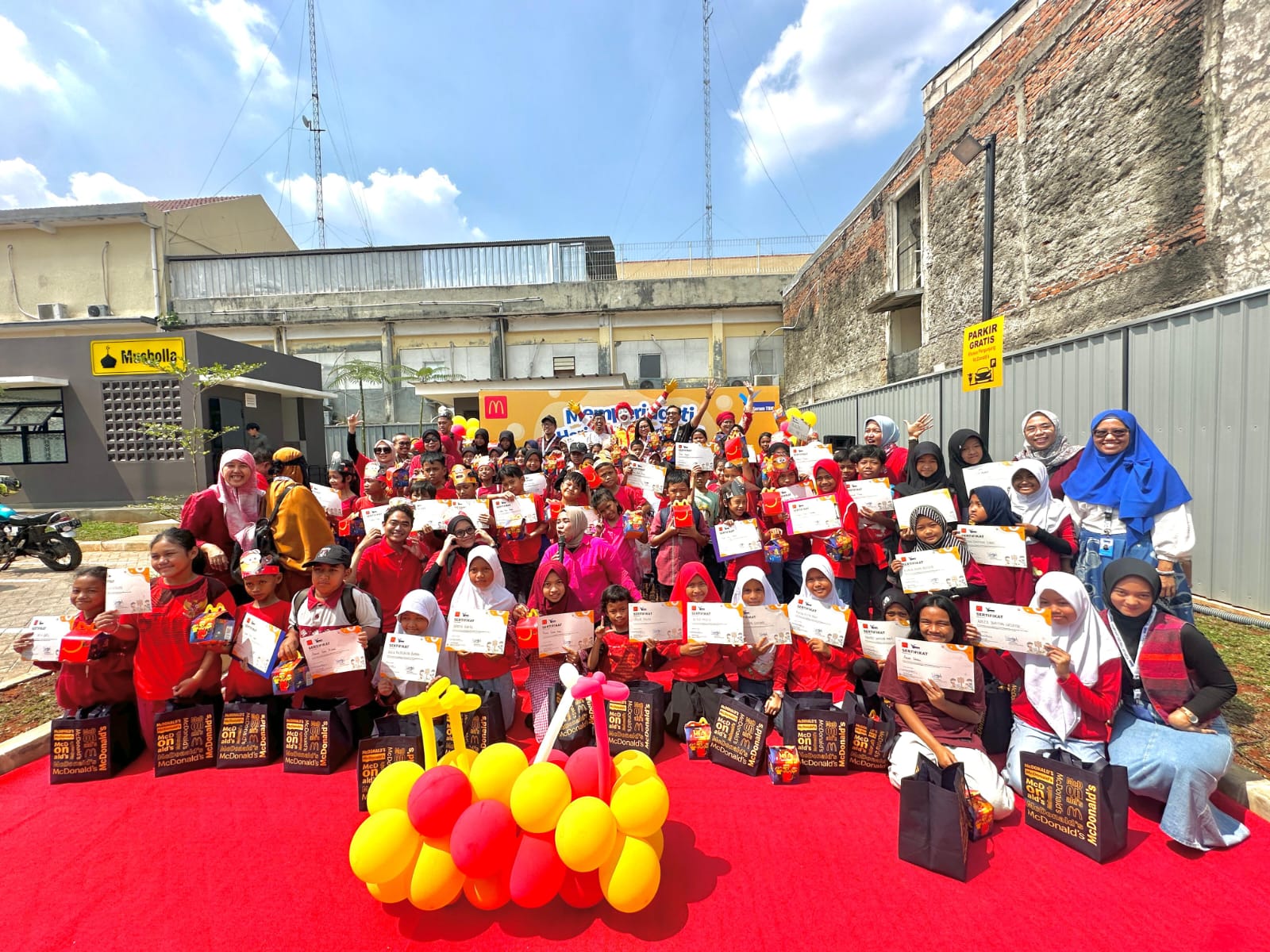 Anak-anak berfoto bersama usai mengikuti kelas menulis. 