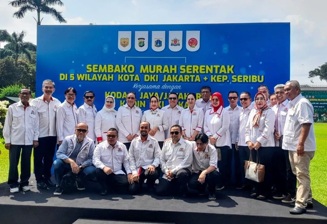 Kadin DKI Jakarta menggelar bakti sosial sembako murah.