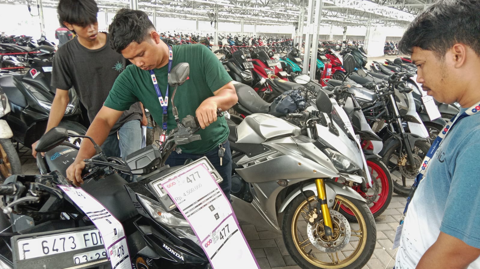Peserta lelang motor di JBA Indonesia, mengecek unit yang akan dia beli secara lelang