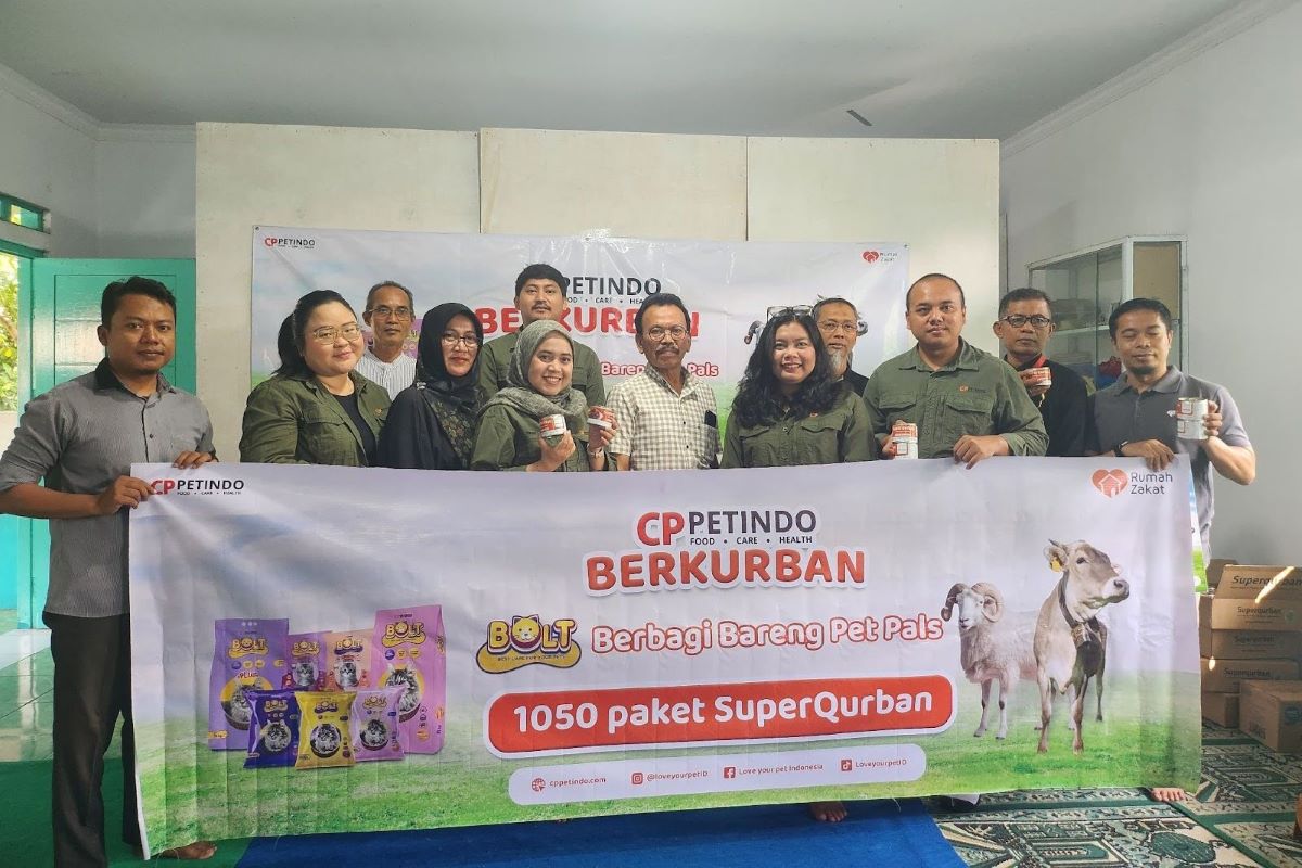 Rumah Zakat Bersama Cppetindo membagikan lebih dari 1.000 paket bahan pangan berupa daging kurban.