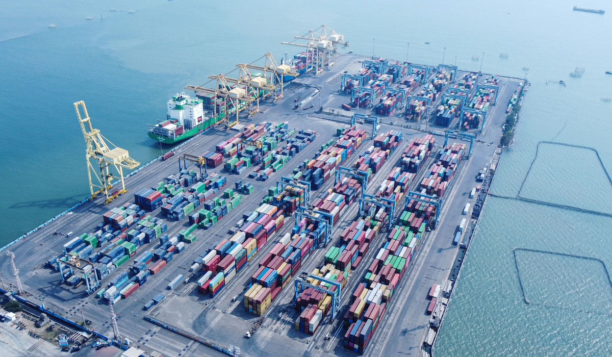 Foto udara aktivitas bongkar muat peti kemas ekspor dan impor di Terminal Peti Kemas (TPK) Pelabuhan Tanjung Emas, Semarang.