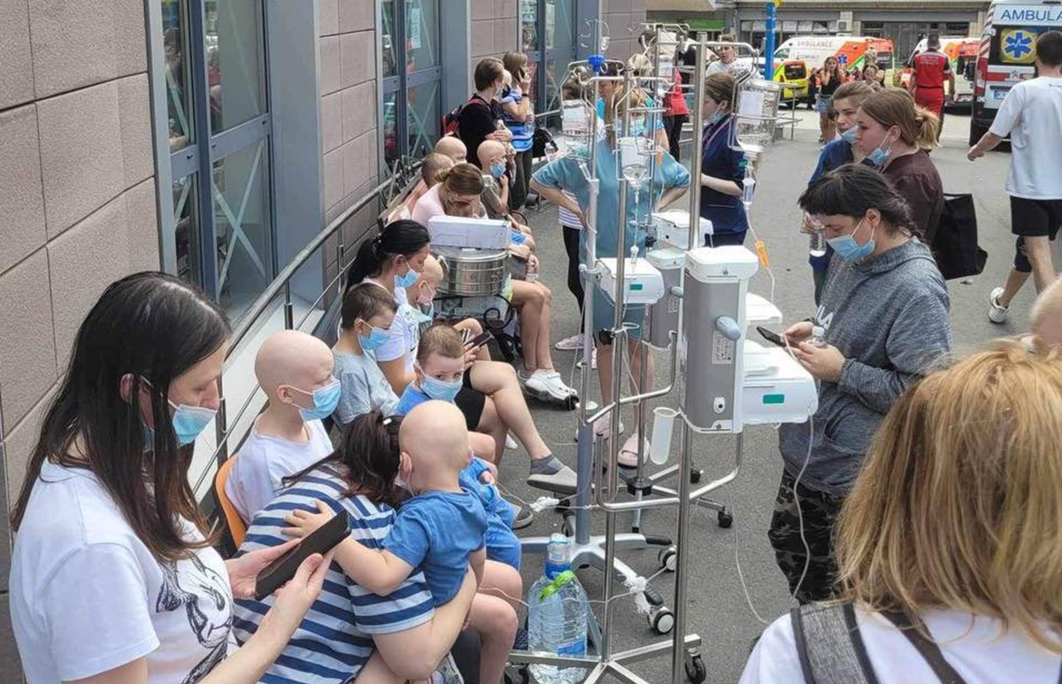 Rumah Sakit Okhmatdyt di Kyiv, Ukraina, sedang dievakuasi setelah serangan rudal Rusia pagi ini menyebabkan terputusnya pasokan listrik, 