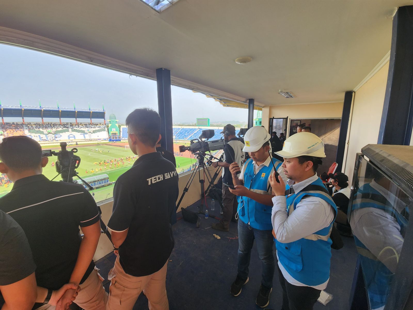 Petugas dari PT PLN bersiaga di Stadion si Jalak Harupat