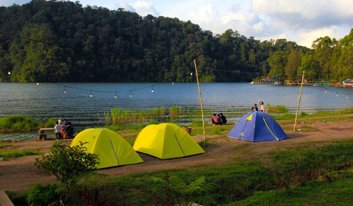 Sejumlah pengunjung menikmati keindahan Danau Law Kawar di Desa Kutagugung, Kecamatan Naman Teran, Kabupaten Karo, Sumatra Utara.
