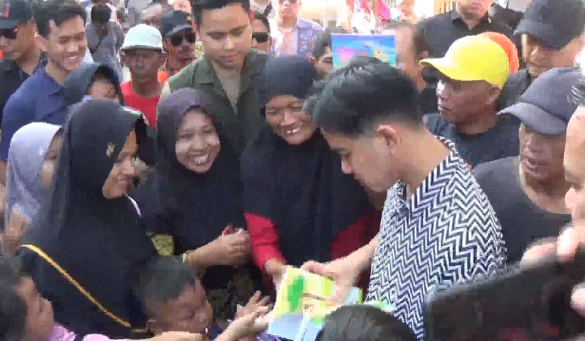 Gibran dan Dico Ganinduto Blusukan dan Bagi Susu Gratis di Kampung Nelayan Semarang