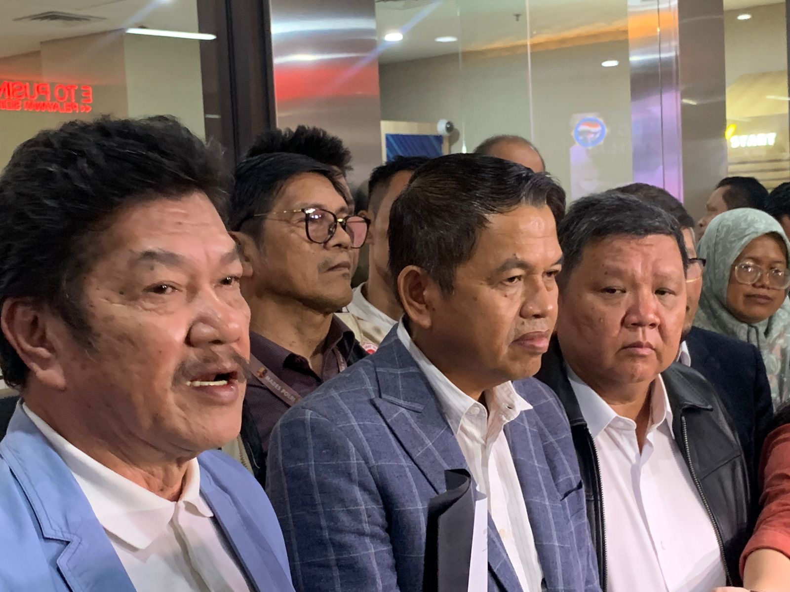 Dedi Mulyadi, pendamping 7 terpidana (tengah) melaporkan saksi Aep dan Dede di kasus vina cirebon