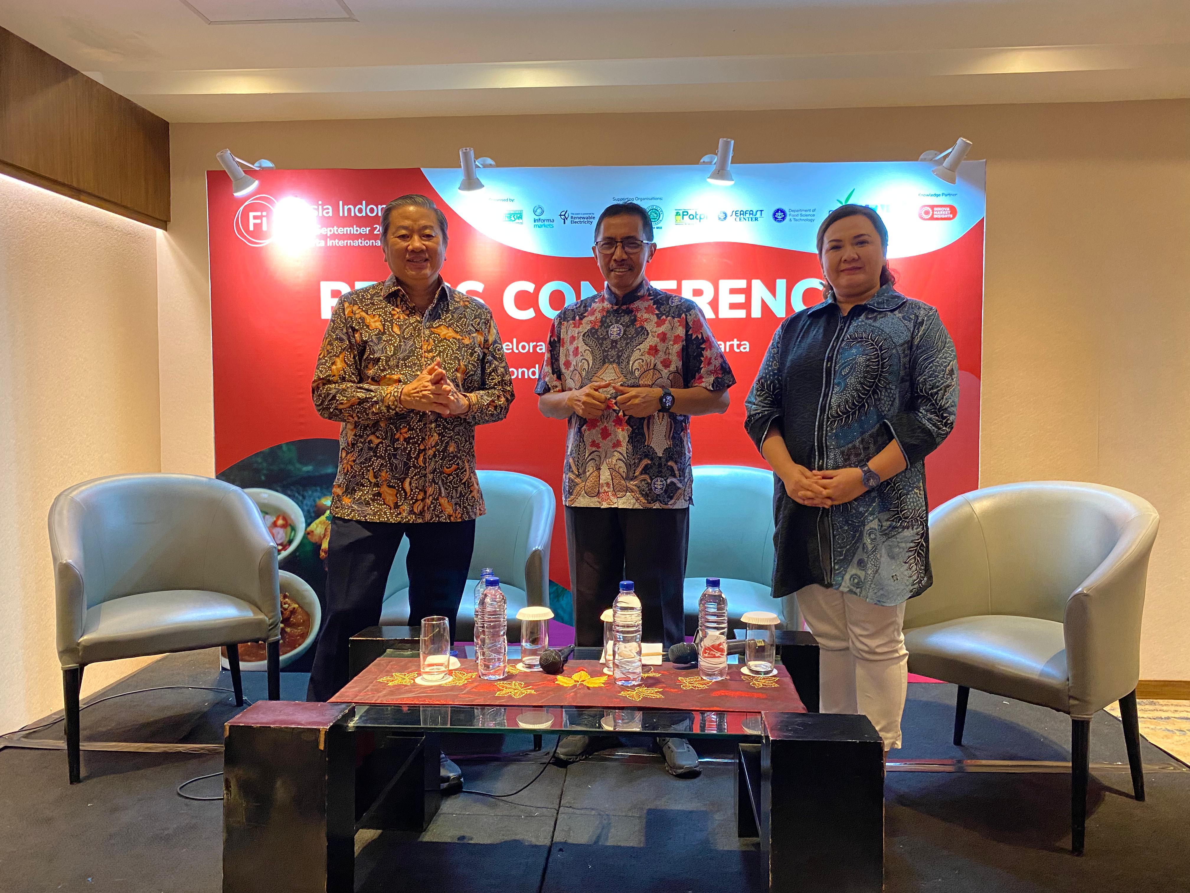 Ketua Umum GAPMMI), Adhi S. Lukman bersama Dr. Purwiyatno Hariyadi dan Rose Chitanuwat.
