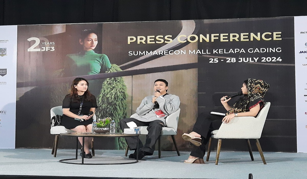 Desainer Tities Sapoetra (tengah)