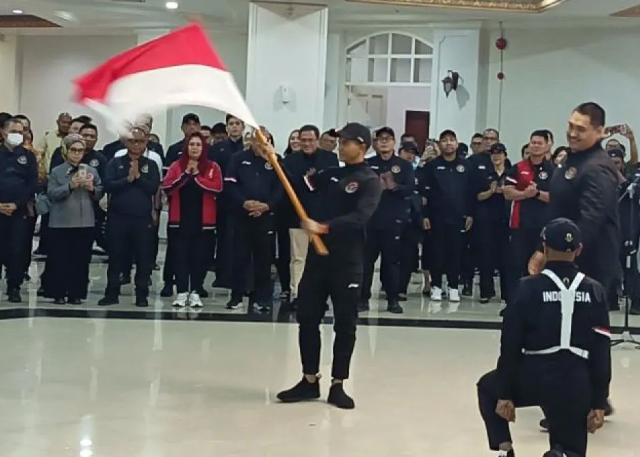 Menpora Dito Ariotedjo resmi telah melakukan pengukuhan para atlet Indonesia yang akan mengikuti Olimpiade Paris 2024.