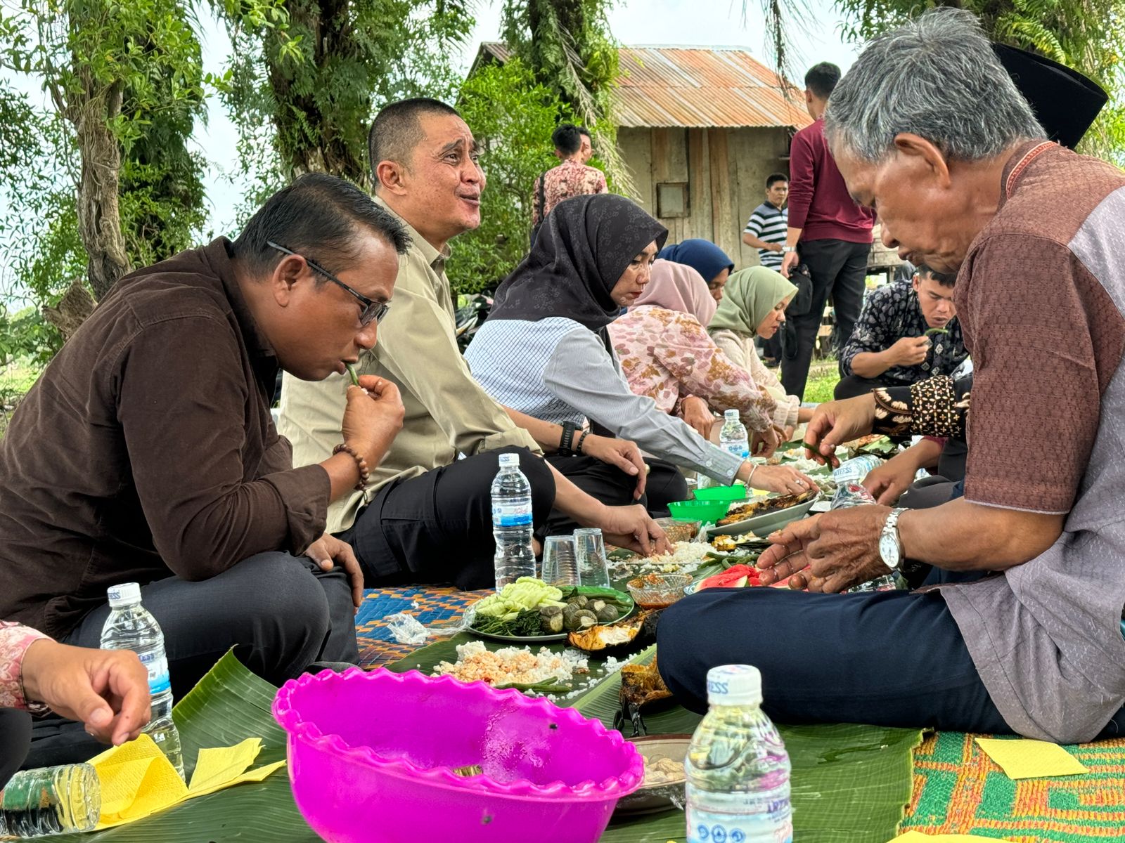 Kepala Badan Penanggulangan Bencana Daerah (BPBD) Provinsi Jambi Bachyuni makan bersama warga.