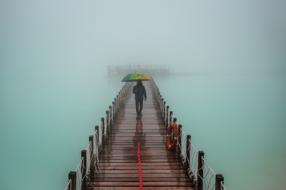 Wisatawan berjalan di atas jembatan yang berada di kawasan wisata alam Kawah Putih, Ciwidey, Kabupaten Bandung, Jawa Barat