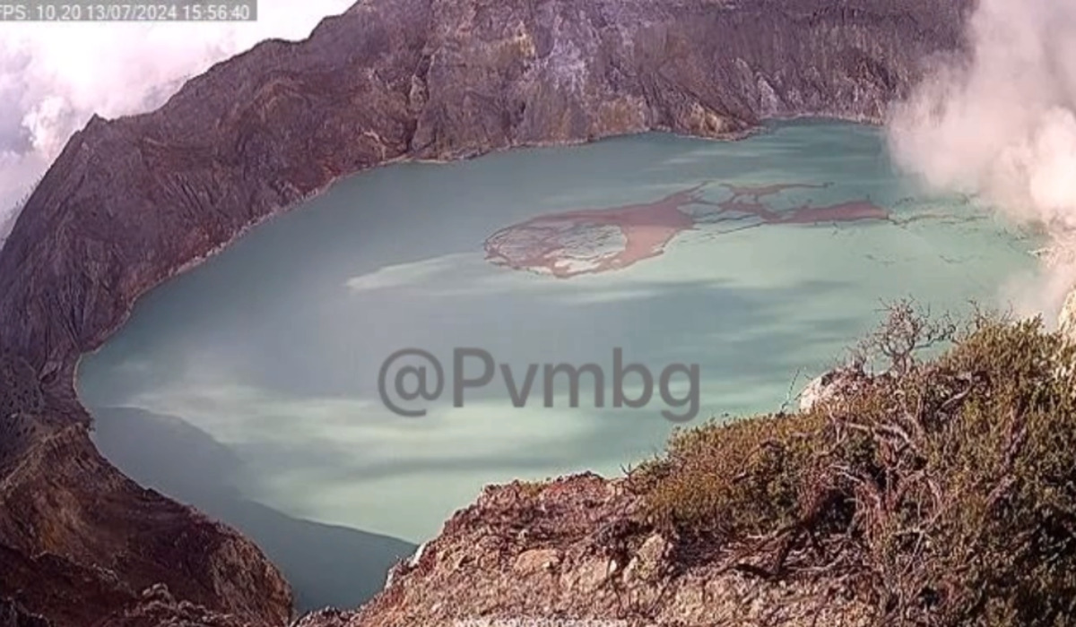 Aktivitas vulkanik di Kawah Ijen, Jawa Timur.