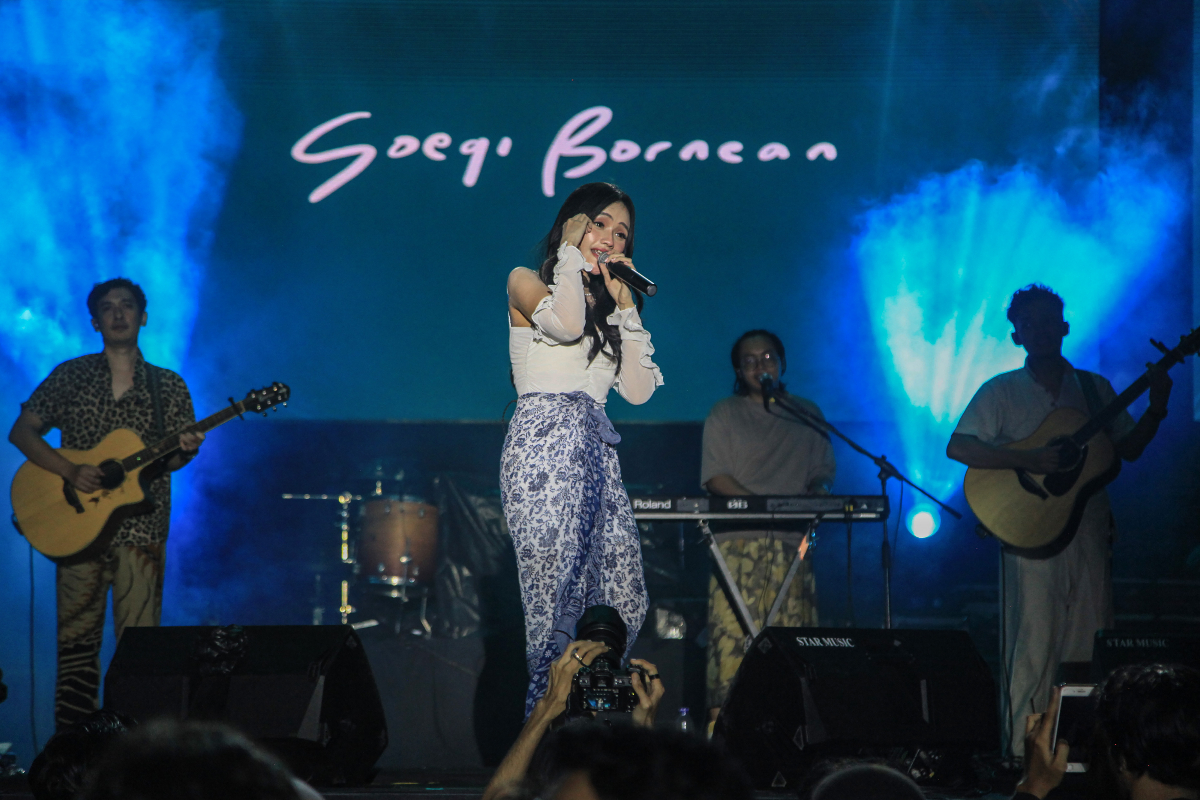 Grup musik Soegi Bornean Fanny Soegiarto (tengah), Aditya Ilyas (kiri) dan Bagas Prasetyo (kanan) tampil dalam konser musik Jateng Fair 2023