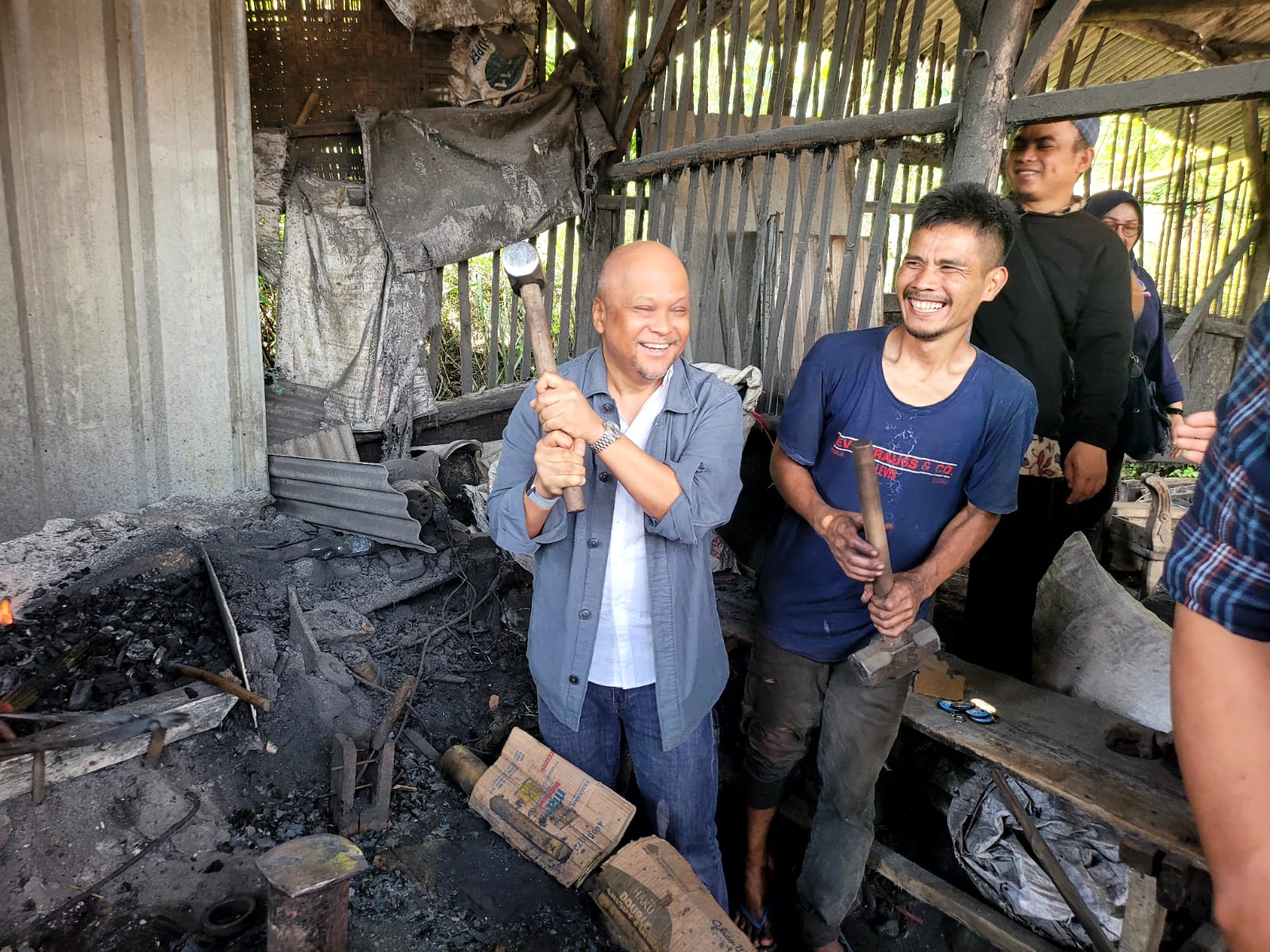 Bakal Calon Gubernur Jawa Barat Ilham Habibie bersama pelaku industri kecil pembuatan golok di Kabupaten Bandung