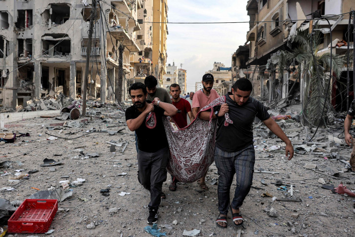 Evakuasi korban tewas di Distrik Al-Karama, Gaza, Palestina.