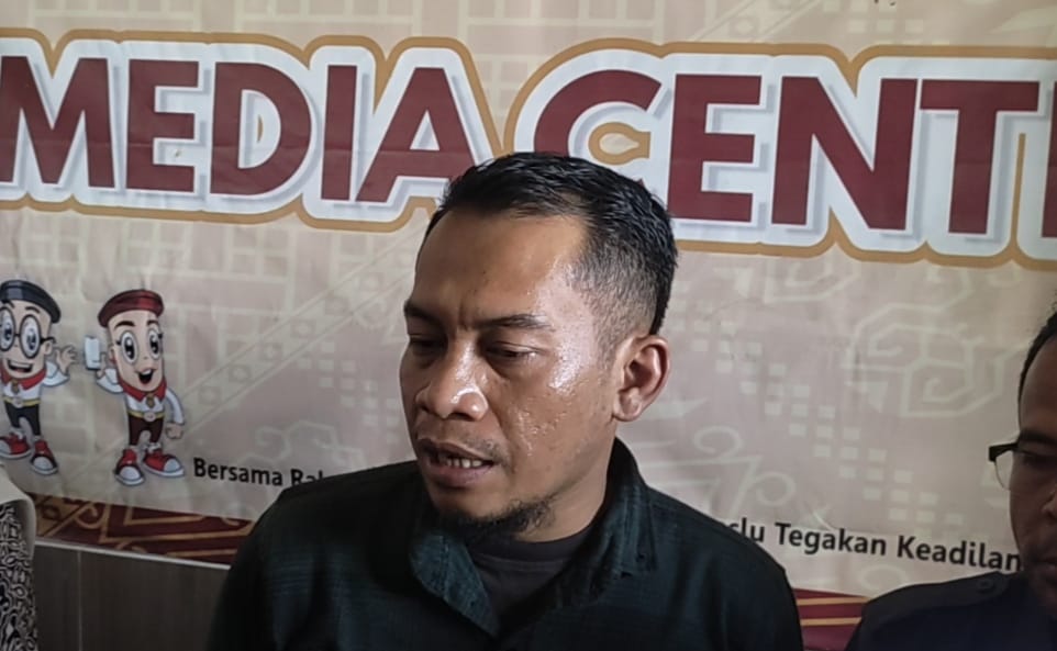 Ketua Bawaslu Garut  Ahmad Nurul Syahid menjelaskan temuan pihaknya terkait proses pencocokan dan penelitian yang dilakukan KPU Garut