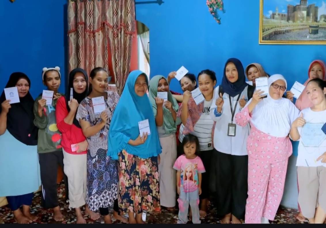 Fahira Ningkeula, 26, bersama para ibu prasejahtera.