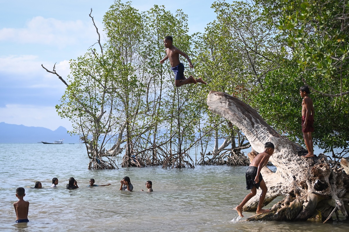 Ilustrasi - Anak-anak berenang di pantai rentan terhadap hipotermia 