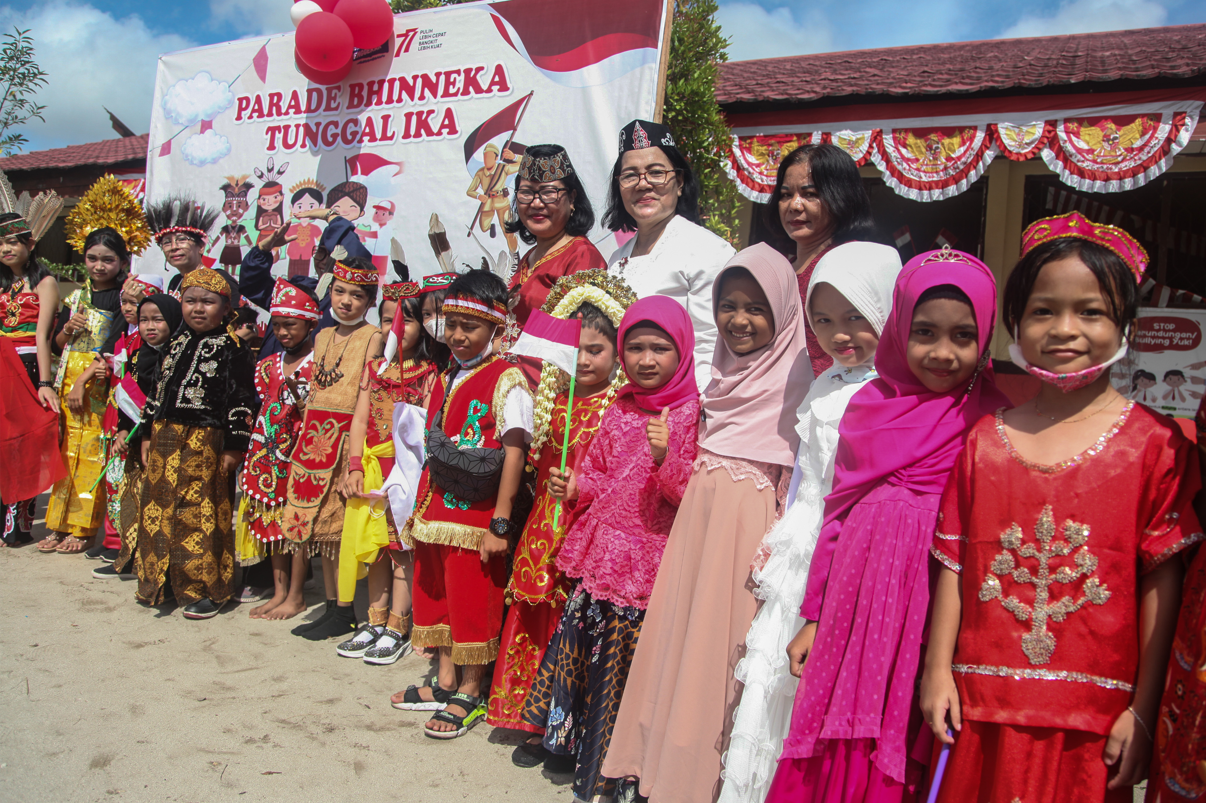 Guru dan siswa berpose mengenakan pakaian adat dan kebaya saat parade Bhineka Tunggal Ika di SD Negeri 1 Panarung, Palangka Raya 