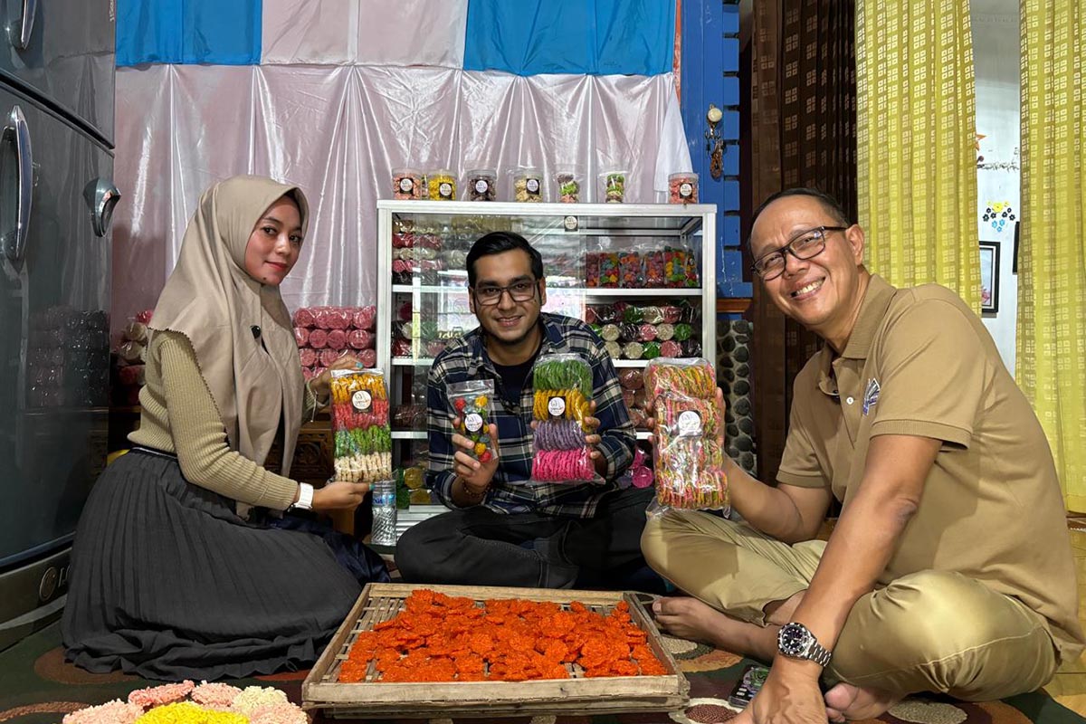 KETUA DPD NasDem Kabupaten Sukabumi Ayep Zaki (kanan) dan Bobby Maulana (tengah) mengunjungi pelaku UMKM di Sukabumi, Jawa Barat.